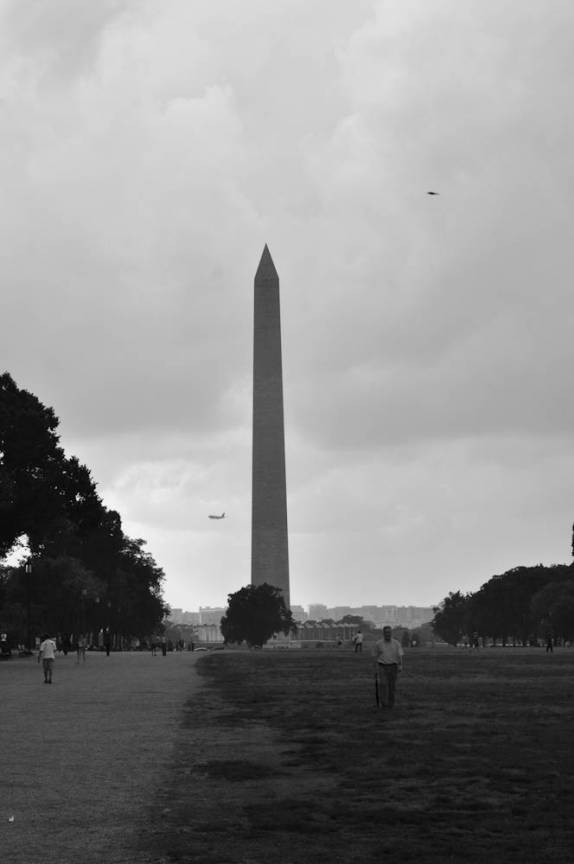 O Washington Monument numa tarde chuvosa em Washington DC, capital dos Estados Unidos